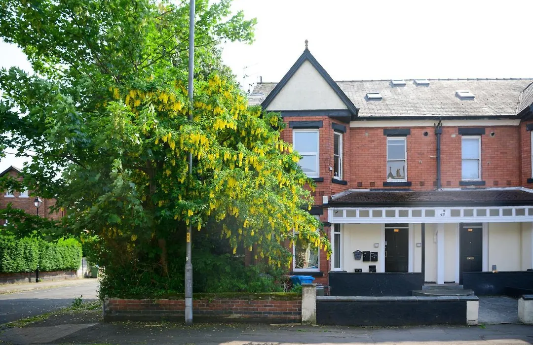 Purple Blossom, 2 Bed Apartment, Wi-Fi, Near Didsbury, Free Parking-1