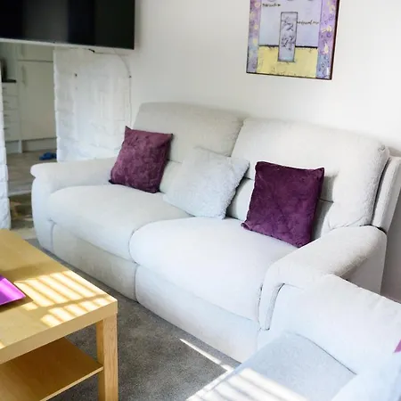 Purple Blossom, 2 Bed Apartment, Wi-Fi, Near Didsbury, Free Parking-2