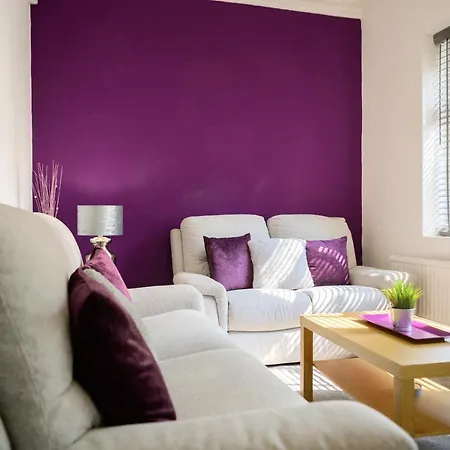 Purple Blossom, 2 Bed Apartment, Wi-Fi, Near Didsbury, Free Parking-3