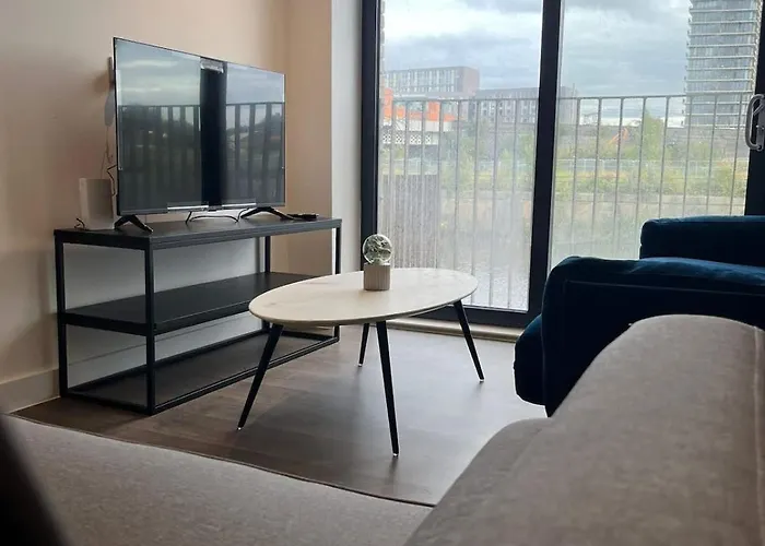 Joyful Group - Stylish 2 Bedroom Duplex With Sofa Bed In Salford M5