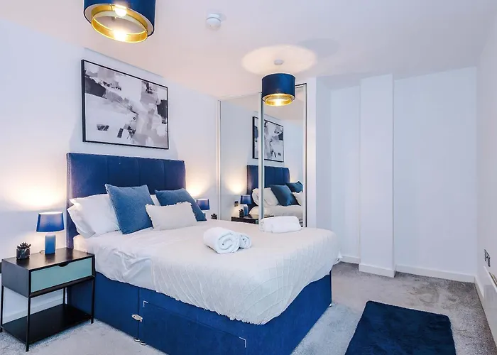 Modern 2 Bed Apartment With Balcony By Host A Home
