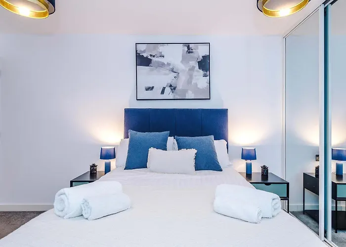 Modern 2 Bed Apartment With Balcony By Host A Home