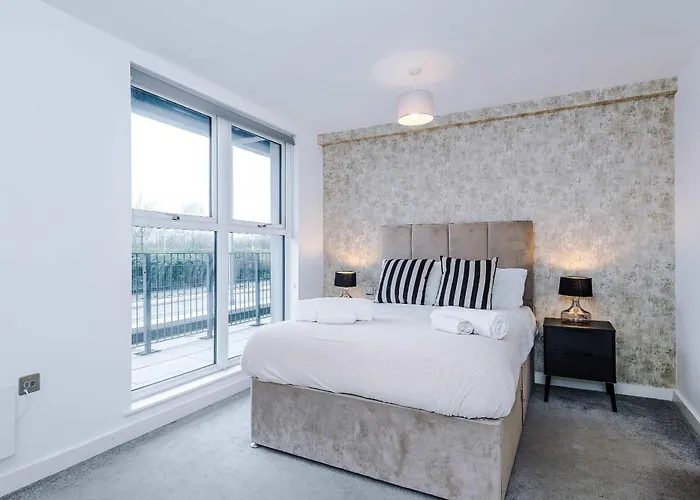 Modern 2 Bed Apartment With Balcony By Host A Home